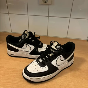Nike air force 1 - Mycket fina skor som är sparsamt använda då dottern ville ha helvita istället. Storlek 38,5 Nypris 1200 kr