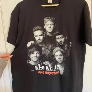 One Direction T-Shirt - One Direction T-Shirt i storlek M Aldrig använd 