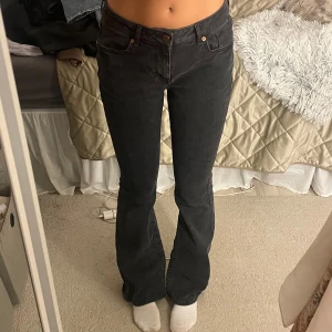 Bootcut jeans - Mörkgråa bootcutjeans i fint skick.
