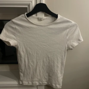 Basic tee - Tajt bas tröja från Gina❤️