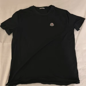 Moncler t-shirt  - Tjena! Säljer nu denna riktigt feta moncler t-shirten. Tröjan är sparsamt använd och har inga defekter eller missfärgningar. Tröjan sitter snyggt och jag säljer den då den helt enkelt inte kommer till användning :)! Har du frågor? Skriv på :)