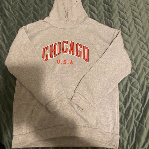 Hoodie  - Axel: 60,5 cm Längd: 68,5 cm Armlängd: 53,5 cm Byst: 116 cm  Bara använd 1 gång är fortfarande helt ny.