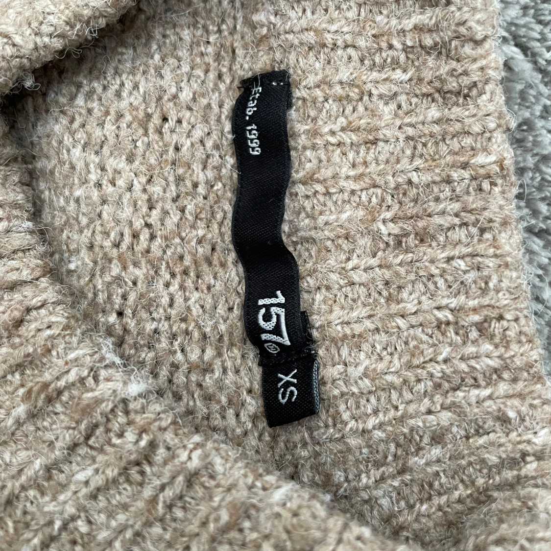 Beige stickad tröja från 157 - 90