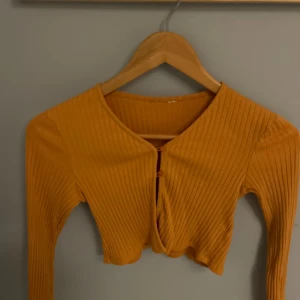 Kofta!! - Säljer den här orangea koftan !! I nyskick , storleken är ungefär som en xxs eller xs