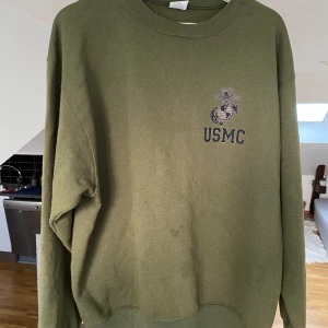 US Navy sweatshirt - Säljer denna gröna US Navy sweatshirt som från början är köpt på Broadway & Sons. Den är i bra skick och kvalité och är använd. Den sitter som en storlek medium 