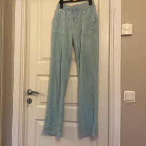 Juicy byxor  - Hej! Säljer dessa ljusblå jättefina juicy byxor från Nelly ,  säljer dom för dom inte kommer till någon användning, använda Max 10 gånger så dom är i nyskick!💗nypris 1200