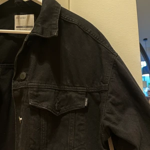 Svart jeansjacka!🖤 - Jättefin jeansjacka! Nästintill oanvänd, Max använd 2 gånger! Ser och känns helt ny!  Från bershska i stl xs!  Jättefin passform, säljer då den tyvärr inte kommer till användning!💕💕