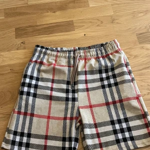 Burberry Shorts - Detta är väldigt fina burberry shorts Storlek M  Helt nya