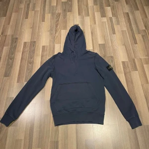 Stone island hoodie - Säljer denna stone island hoodien i storlek S. Tröjan är i fint skick och har inga skador. Nypriset ligger på 3600kr, priset kan sänkas vid snabb affär!!