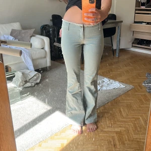 Jeans - Coola utsvängda gröna jeans med låg midja, säljer för att det är för små för mig, köpta på marknad i Australien, skulle säga storlek xs/s