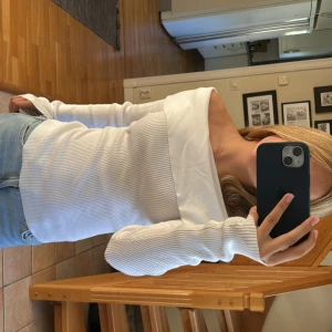 Vit tröja - Jag säljer denna vita off shoulder tröjan. Den är i bra skick om använd ca 2-3 gånger. Köpt för 500kr💗