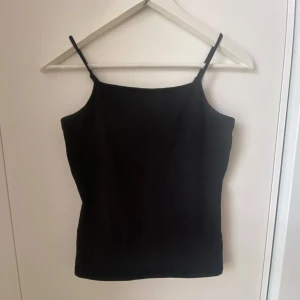 LINDEX - jätte fint svart linne som nästan aldrig kommit till andvänding från Lindex i storleken 158-164💗