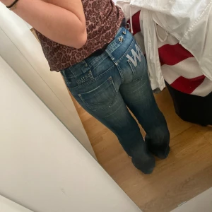 Blå jeans från G-Star RAW - Säljer ett par snygga blå jeans från G-Star RAW i storlek M. De har en cool design med RAW-loggan på bakfickan och är i bra skick. Perfekta för både vardag och fest! 💙