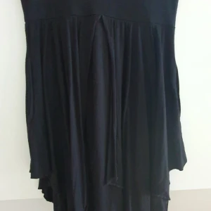 Klänning  - Svart tubklänning. Liten i storlek, så skulle säga att denna är mer som en M