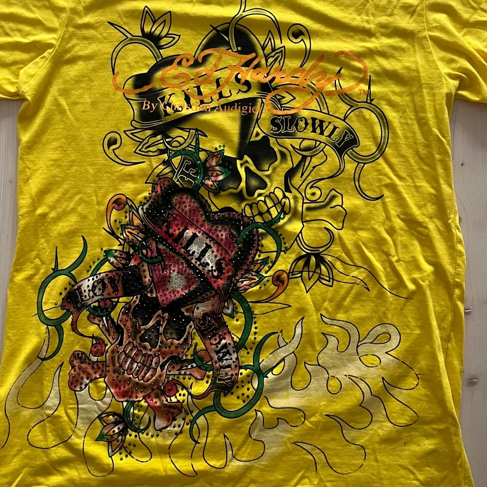 Ed Hardy t shirt i gult med tryck både bak och fram, även rhinestones på framsidan! Inga defekter alls, som ny!!!😍. T-shirts.