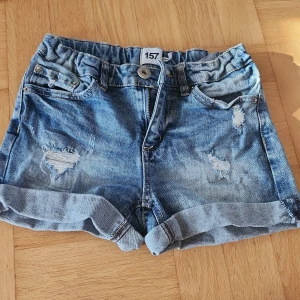 Jeans shorts - Lager 157 shorts i storlek 160 men passar mig som e storlek S, dem e high waisted 