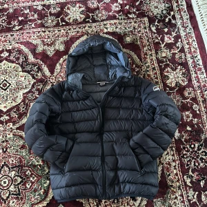 Colmar jacka - Skick 6/10 liten skada som knappast syns Trendig jacka