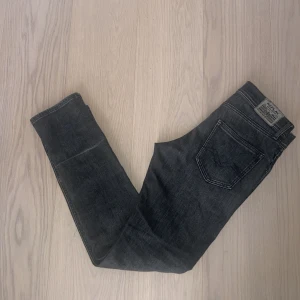 Replay jeans med slitning - Ett par gråa replay jeans med en liten slitning | nästan aldrig använda | skick 9/10 | storlek 14a : 164-170cm | passform : superslim/slim