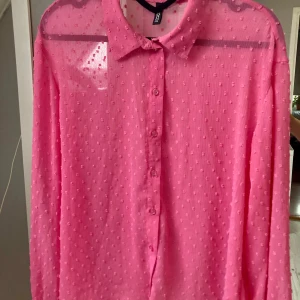 Blus strl 38 - Skjorta/blus strl 38 från H&M Divided. Lite genomskinligt tyg. Material: 100% polyester Mycket fint skick. 
