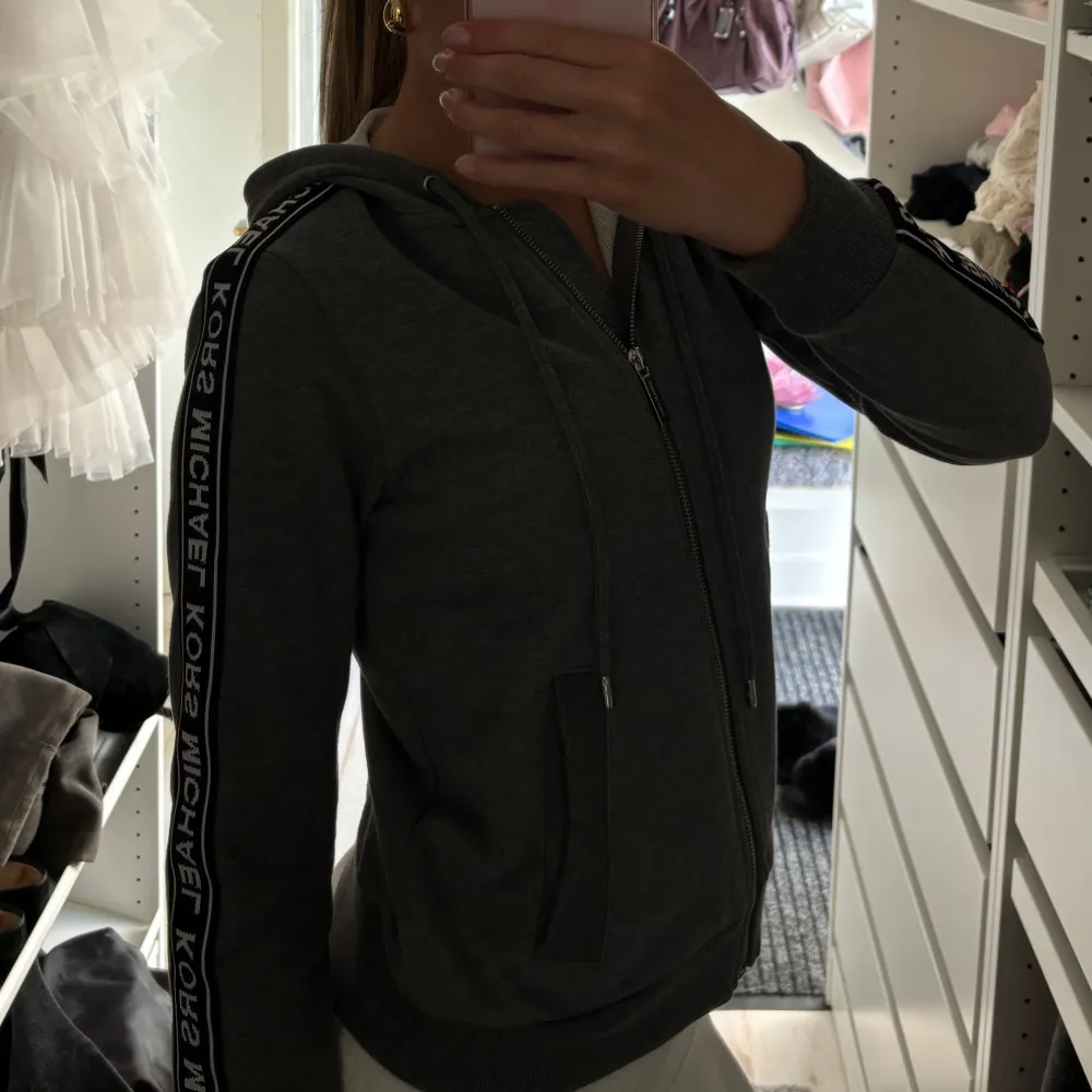 Äkta Michael Kors hoodie med dragkedja. Aldrig använd då den är förliten. . Hoodies.