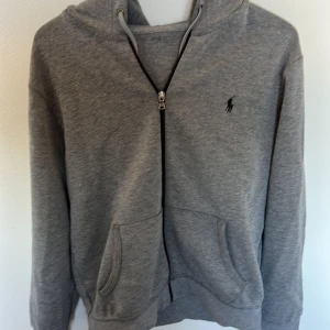 Ralph Lauren Zip hoodie - Säljer nu min Ralph lauren zip hoodie då den är lite för stor för mig. Den är i väldigt bra skick och har inga hål eller fläckar. Den är i storlek M men kan nog även passa L