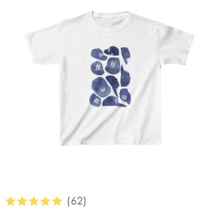 Vit t-shirt med blått mönster - Superfin tröja från Sadies Lore som är oanvänd och i nytt skick säljer för att jag råkade köpa fel storlek 💕Snygg, användbar och bekväm 💫           Pris går att förhandla 🩷