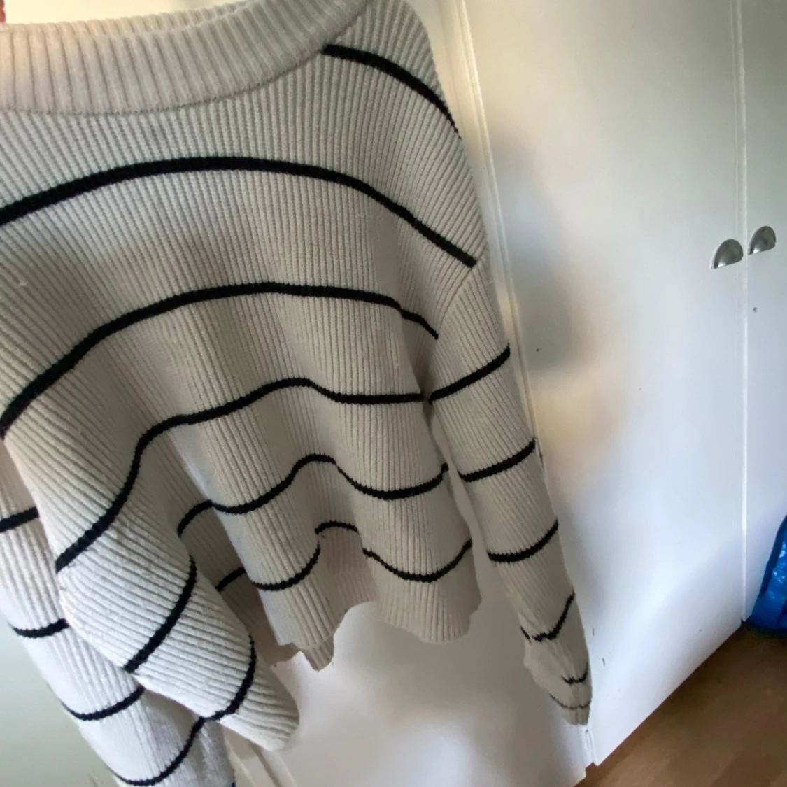 Vit och svart randig stickad tröja - 92