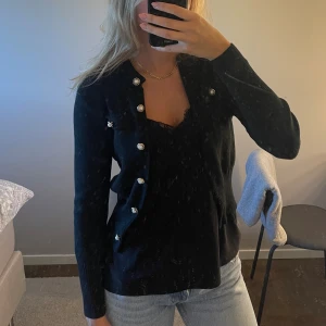 Kofta med knappar  - Super fin svart kofta med knappar💕 i toppen skick!! Köpt här på plick
