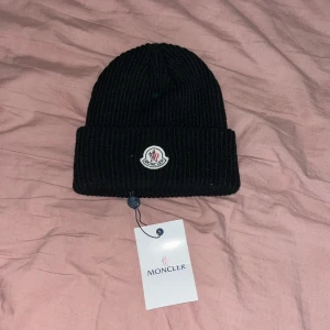Moncler mössa  - En Moncler mössa från NK har kvitto på den och 10/10 kvalite ⚡️pris kan diskuteras⚡️