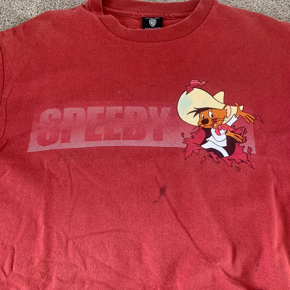 Vintage single stitch Speedy Warner Bros t-shirt från 1998  Made in USA  Storlek: L   Är i fint begagnat skick med lite slitage och några synliga fläckar(se bilder). Fläckarna är inget märks av vid användning. T-shirts.