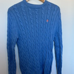 Morris kabelstickad - Säljer min kabelstickade tröja från Morris då den inte kommit till användning. Den har ett litet hål bak upptill (se bild) annars är den i bra skick. Storleken är S men passar bra på M. Priset kan gå ner vid snabb och enkel affär. 