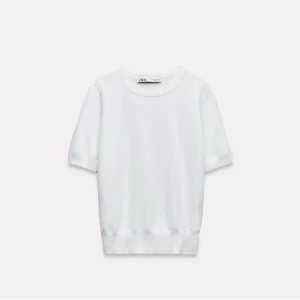 Stickad T-shirt  - Säljer ett jättefin stickad T-shirt från zara, spararsamt använd, hör av er för frågor eller annat🩷