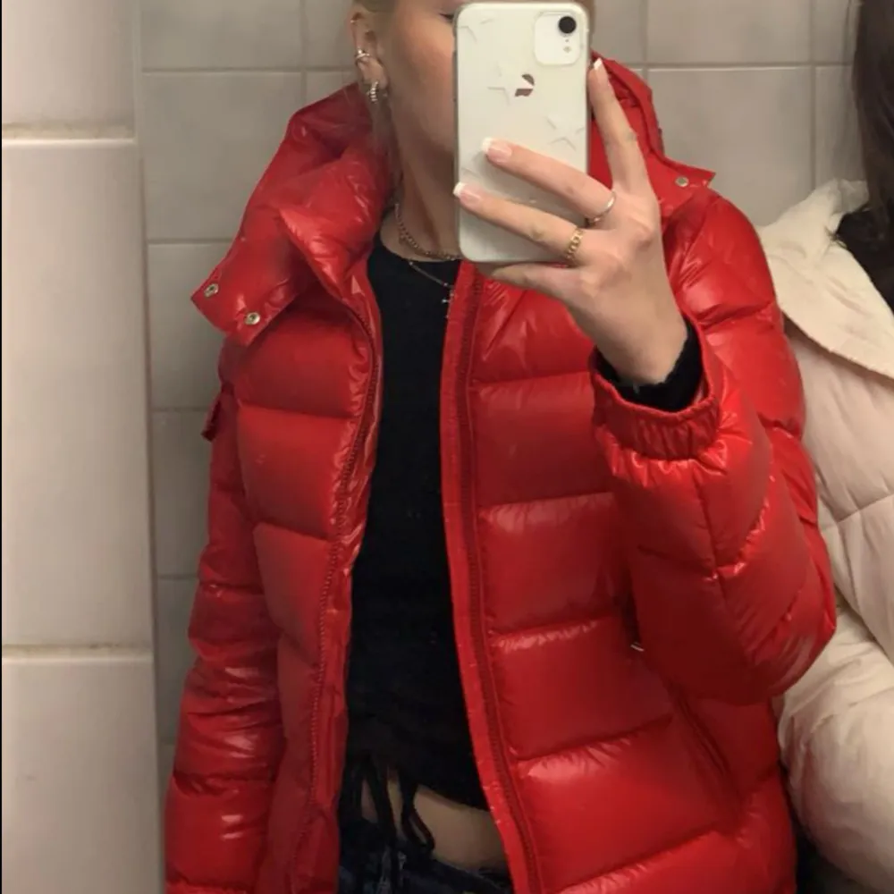 Hej! Säljer nu mina fina och utstickande Moncler Maya jacka i stl 14Y, passar S/M. Jackan är köpt i december 2022 på Monclers hemsida för 6740kr. Mitt pris är 4000kr. Skriv för mer bilder och om du undrar något. Självklart är jackan äkta!. Jackor.