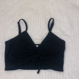 Svart top  - Bra skick svart topp från Newyorker man knyter där fram