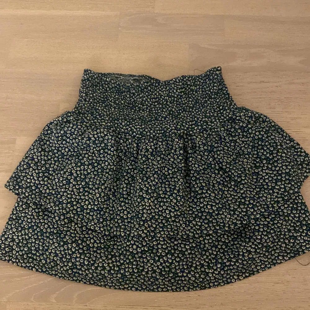 Fin kjol från zara med inbuggda shorts💖. Kjolar.