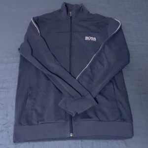 Hugo boss dress  - Den är få antal gånger använd, säljer den för den är för liten på mig, den är stolen M men passar också S, priset går att diskutera, vid frågat vänligen kontakta mig !!