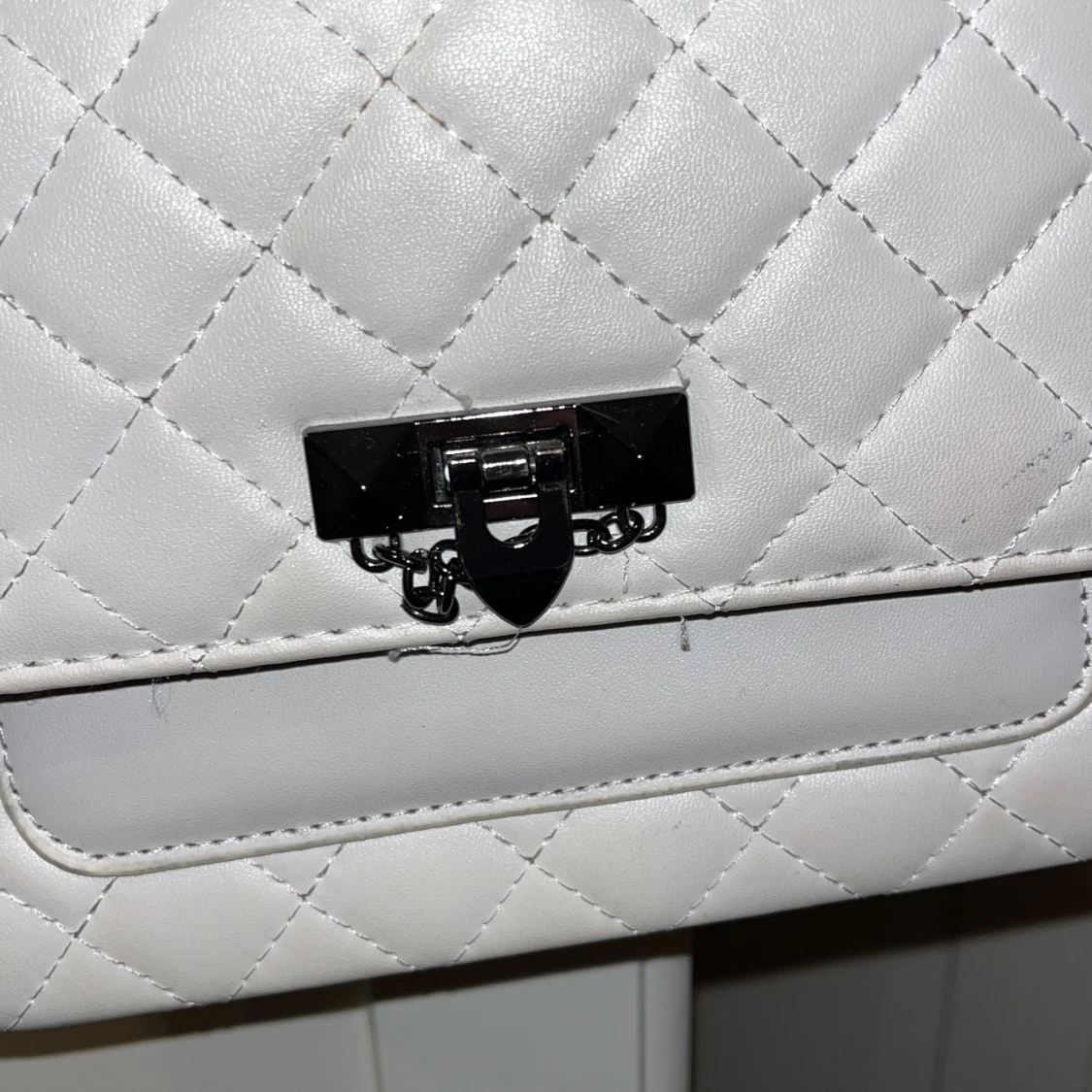 Vit quiltad axelväska med kedja - 90