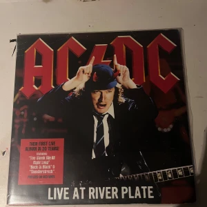 AC/DC Lp skiva - Live at river plate. Det var deras första live album på 20 år när den såldes! Skivorna har bara blivit använda några få gånger och har alltså då inga sprickor.