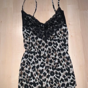 Leopard spets linne - Söt å coolt leopard spetslinne! Passar både som pyjamas å vanlig tröja! 