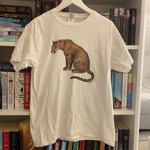 T-shirt - Så snygg t-shirt från märket in print we trust. Strl XL i deras baby tee, så skulle säga att den passar S-XL, beroende på hur man vill att den ska sitta!🤍