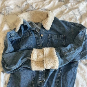 Varm jeansjacka - Perfekt jeansjacka som inte är allt för stor men inte för liten. Väldigt varm, använd 1 gång