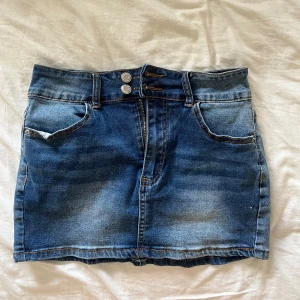 Mini jeans kjol - Skit snygg kjol, vet tyvärr ej vart den är köpt då de inte finns nån lapp och jag köpte den här på Plick!
