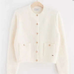 Stickad cardigan🐆💕 - Säljer denna jätte fina cardigan som är använd endast en gång, den är i helt perfekt skick och är just nu helt slut i alla storlekar på hemsidan! Original pris är 500kr💕💕pris går att diskutera🙌