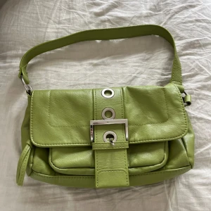 Väska  - Grön väska. Dragkedjan på bild 2 är sönder, därav priset! 