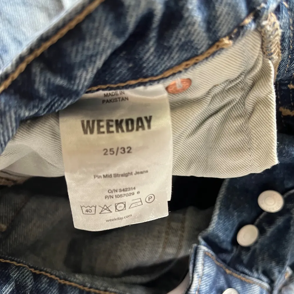 Säljer ett par snygga blå jeans från Weekday i storlek 25/32. De är i straight fit och har en klassisk femficksdesign med knappar. Jeansen är i bra skick med innerbenslängd på 82 cm.. Jeans & Byxor.