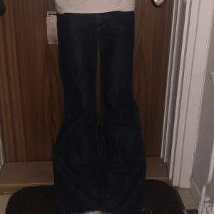 Utsvängda jeans  - Utsvängda jeans, slim fitt längst med låren. Obs inga fickor!!!!  Pris kan diskuteras 💯💯