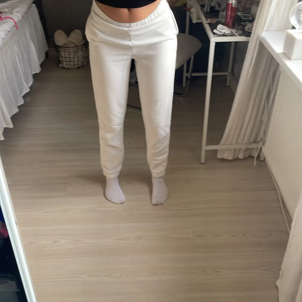 Vita sweatpants som tyvärr har blivit för små för mig men är i bra skick och inte använda, köptes på Gina trixig för ca ett år sen🥰 kan ändra priset för kommer inte ihåg vad jag köpte de för men ca 250kr. Jeans & Byxor.