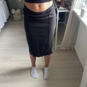 Svart långkjol  - En svart kjol som går till smalbenen som är perfekt för sommarkvällar🥰 använd fåtal gånger och inga defekter och precis som ny🫶🏻