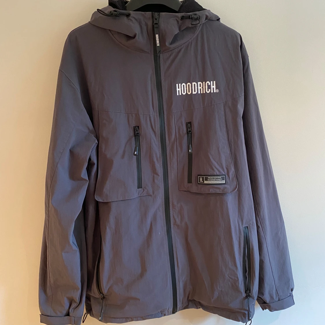 Grå vindjacka och vindbyxor från Hoodrich - 90