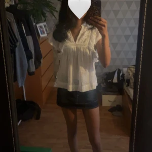 Neo Noir blus  - Säljer min vita blus från Neo Noir! Köpt för 599kr men säljer för endast 250kr.  Inga defekter och knappt använd då den är i nyskick, skriv om du har frågor💗